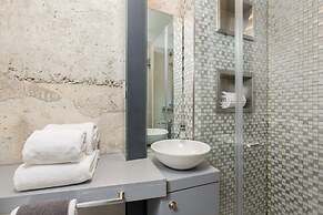Charming Riverview Apartment in Porto