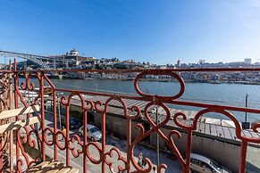 Charming Riverview Apartment in Porto