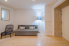 Charming Apartment With Convenient City Access