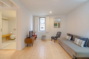 Charming Apartment With Convenient City Access