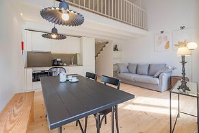 Charming Apartment With Convenient City Access