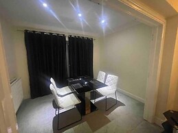 Charming House With Garden - Sleeps 6 & Parking