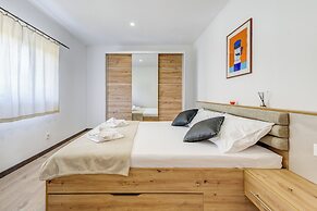 Villa Gariful, Sleeps 8 with Pool & Pet Friendly