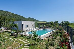 Villa Gariful, Sleeps 8 with Pool & Pet Friendly