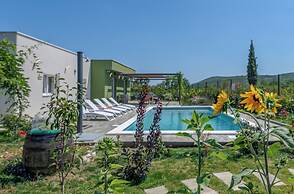 Villa Gariful, Sleeps 8 with Pool & Pet Friendly