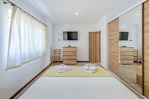 Villa Gariful, Sleeps 8 with Pool & Pet Friendly