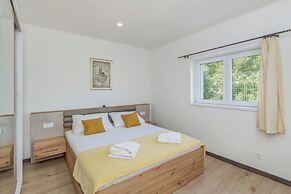 Villa Gariful, Sleeps 8 with Pool & Pet Friendly