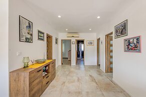 Villa Gariful, Sleeps 8 with Pool & Pet Friendly