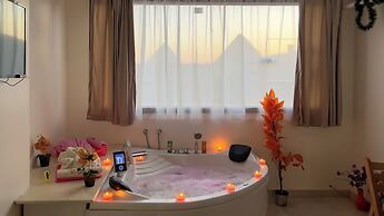 Luxury jacuzzi & pyramids view