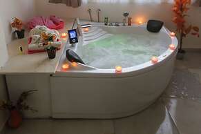 Luxury jacuzzi & pyramids view