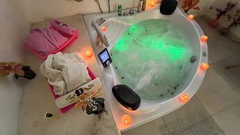 Luxury jacuzzi & pyramids view