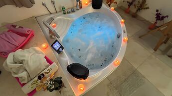 Luxury jacuzzi & pyramids view