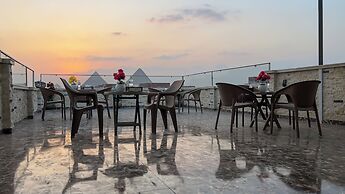 Luxury jacuzzi & pyramids view
