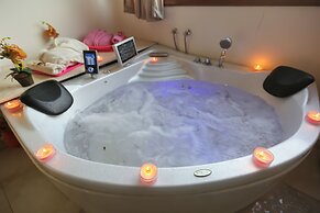 Luxury jacuzzi & pyramids view