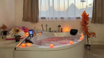 Luxury jacuzzi & pyramids view