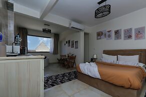 Luxury jacuzzi & pyramids view