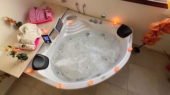 Luxury jacuzzi & pyramids view
