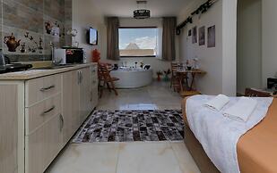 Luxury jacuzzi & pyramids view