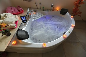Luxury jacuzzi & pyramids view