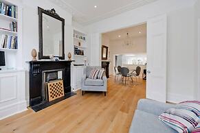 Spacious 4 Bed House, Battersea