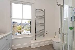 Spacious 4 Bed House, Battersea