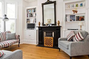 Spacious 4 Bed House, Battersea