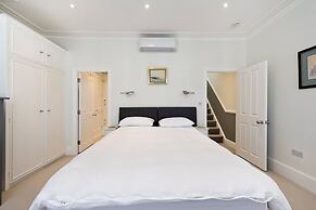 Spacious 4 Bed House, Battersea