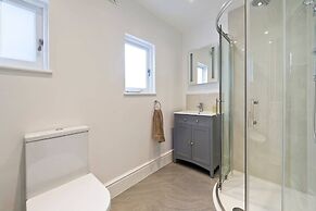 Spacious 4 Bed House, Battersea