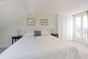 Spacious 4 Bed House, Battersea