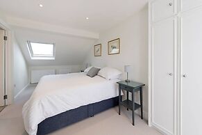 Spacious 4 Bed House, Battersea
