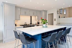 Spacious 4 Bed House, Battersea