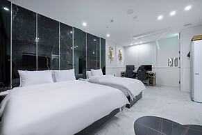 HOUND HOTEL