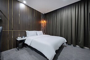 HOUND HOTEL