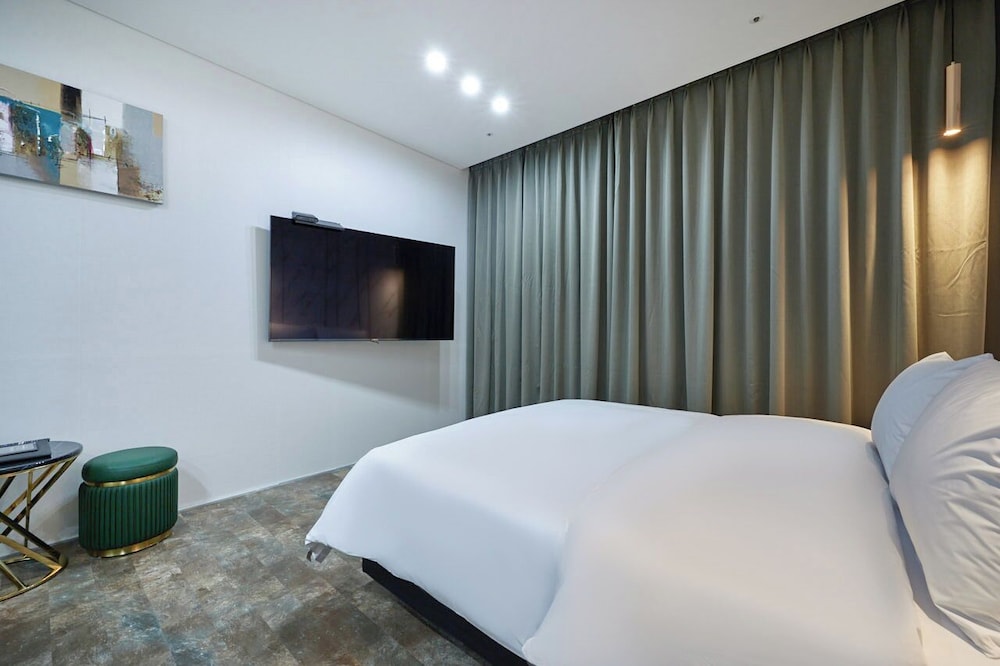 HOUND HOTEL