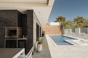 Paraty Villa by Cadenzalux
