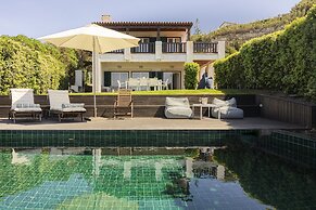 Coastal Charm Chalet by Cadenzalux