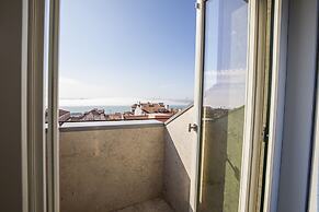 Chiado Rooftop Apartment by Cadenzalux