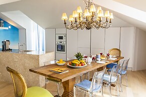 Chiado Rooftop Apartment by Cadenzalux