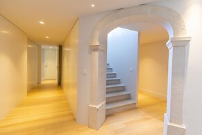 Chiado Rooftop Apartment by Cadenzalux