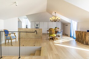 Chiado Rooftop Apartment by Cadenzalux