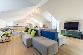 Chiado Rooftop Apartment by Cadenzalux