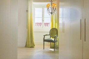 Chiado Rooftop Apartment by Cadenzalux