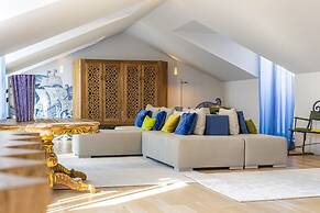 Chiado Rooftop Apartment by Cadenzalux