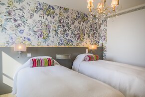 Chiado Rooftop Apartment by Cadenzalux