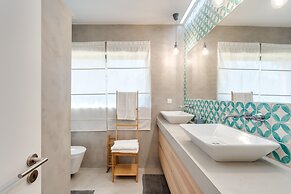 Garden Seaside Villa by Cadenzalux