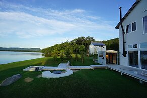 Sansui Lakeside Villa