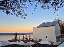 Sansui Lakeside Villa