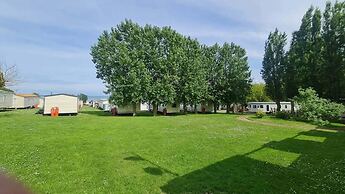 3-bed Cabin, Sleeps 6 With Pool & 5 Mins to Beach