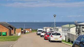 3-bed Cabin, Sleeps 6 With Pool & 5 Mins to Beach