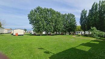 3-bed Cabin, Sleeps 6 With Pool & 5 Mins to Beach